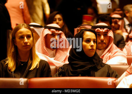 Riad, Saudi-Arabien. 18 Apr, 2018. Saudi Kinogänger, warten Sie, bis der Film im AMC Entertainment Kino Theater der King Abdullah Financial District, Riad, Saudi-Arabien, 18. April 2018 zu beginnen. Saudi-arabien eröffnet seine erste kommerzielle Kino mit der Vorführung von Superhelden von Marvel Film 'Black Panther', um ein Verbot von mehr als 35 Jahren auf Kinos in der konservativen Königreich. Credit: Ahmed Yosri/dpa/Alamy leben Nachrichten Stockfoto