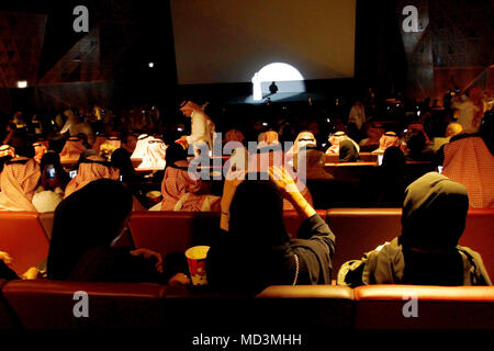 Riad, Saudi-Arabien. 18 Apr, 2018. Saudi Kinogänger, warten Sie, bis der Film im AMC Entertainment Kino Theater der King Abdullah Financial District, Riad, Saudi-Arabien, 18. April 2018 zu beginnen. Saudi-arabien eröffnet seine erste kommerzielle Kino mit der Vorführung von Superhelden von Marvel Film 'Black Panther', um ein Verbot von mehr als 35 Jahren auf Kinos in der konservativen Königreich. Credit: Ahmed Yosri/dpa/Alamy leben Nachrichten Stockfoto