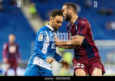 Spanien - 18. April: RCD Espanyol, Sergio Garcia (9) und SD Eibar Verteidiger David Lomban (22) Während des Spiels zwischen RCD Espanyol v Eibar für die Runde 33 der Liga Santander, an Cornella-El Prat Stadion am 18. April 2018 in Barcelona, Spanien gespielt. (Credit: Mikel Trigueros/Urbanandsport/Cordon Cordon Drücken Drücken) Stockfoto