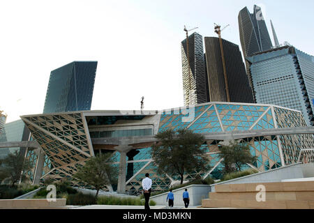 Riad, Saudi-Arabien. 18 Apr, 2018. Eine allgemeine Ansicht der AMC Entertainment Kino Theater im King Abdullah Financial District, Riad, Saudi-Arabien, 18. April 2018. Saudi-arabien eröffnet seine erste kommerzielle Kino mit der Vorführung von Superhelden von Marvel Film 'Black Panther', um ein Verbot von mehr als 35 Jahren auf Kinos in der konservativen Königreich. Credit: Ahmed Yosri/dpa/Alamy leben Nachrichten Stockfoto