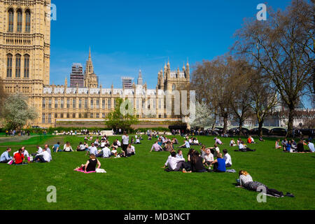 London, Großbritannien. 18 Apr, 2018. UK Wetter: Massen der Sonne am Mittag in Victoria Tower Gardens in London genießen Sie am heißesten Tag des Jahres so weit Credit: Tim Ring/Alamy leben Nachrichten Stockfoto