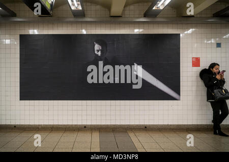 New York, USA. 18 Apr, 2018. Die Broadway-Lafayette U-Bahn Station in New York ist eingerichtet, dank Sponsoring durch Spotify, mit Bildern und Kunst abbilden und durch das Leben der Rock Star David Bowie inspiriert. Die Ausstellung wird durch die beliebte David Bowie zeigen derzeit im Brooklyn Museum inspiriert und ist in der Nachbarschaft, in den späten Rock Star lebte installiert. Neben der MTA ist die Ausstellung von Sammelbaren David Bowie themed MetroCards. Die Kunst wird auf der Anzeige werden bis zum 13. Mai. (Â© Richard B. Levine) Credit: Richard Levine/Alamy leben Nachrichten Stockfoto