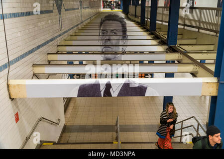 New York, USA. 18 Apr, 2018. Die Broadway-Lafayette U-Bahn Station in New York ist eingerichtet, dank Sponsoring durch Spotify, mit Bildern und Kunst abbilden und durch das Leben der Rock Star David Bowie inspiriert. Die Ausstellung wird durch die beliebte David Bowie zeigen derzeit im Brooklyn Museum inspiriert und ist in der Nachbarschaft, in den späten Rock Star lebte installiert. Neben der MTA ist die Ausstellung von Sammelbaren David Bowie themed MetroCards. Die Kunst wird auf der Anzeige werden bis zum 13. Mai. (Â© Richard B. Levine) Credit: Richard Levine/Alamy leben Nachrichten Stockfoto