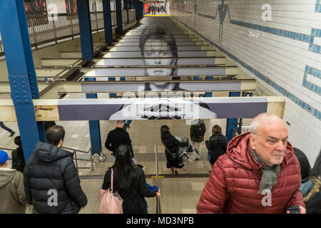 New York, USA. 18 Apr, 2018. Die Broadway-Lafayette U-Bahn Station in New York ist eingerichtet, dank Sponsoring durch Spotify, mit Bildern und Kunst abbilden und durch das Leben der Rock Star David Bowie inspiriert. Die Ausstellung wird durch die beliebte David Bowie zeigen derzeit im Brooklyn Museum inspiriert und ist in der Nachbarschaft, in den späten Rock Star lebte installiert. Neben der MTA ist die Ausstellung von Sammelbaren David Bowie themed MetroCards. Die Kunst wird auf der Anzeige werden bis zum 13. Mai. (© Richard B. Levine) Credit: Richard Levine/Alamy leben Nachrichten Stockfoto