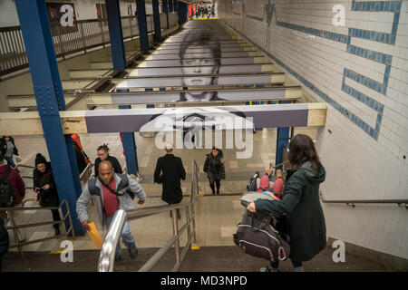 New York, USA. 18 Apr, 2018. Die Broadway-Lafayette U-Bahn Station in New York ist eingerichtet, dank Sponsoring durch Spotify, mit Bildern und Kunst abbilden und durch das Leben der Rock Star David Bowie inspiriert. Die Ausstellung wird durch die beliebte David Bowie zeigen derzeit im Brooklyn Museum inspiriert und ist in der Nachbarschaft, in den späten Rock Star lebte installiert. Neben der MTA ist die Ausstellung von Sammelbaren David Bowie themed MetroCards. Die Kunst wird auf der Anzeige werden bis zum 13. Mai. (Â© Richard B. Levine) Credit: Richard Levine/Alamy leben Nachrichten Stockfoto
