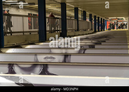 New York, USA. 18 Apr, 2018. Die Broadway-Lafayette U-Bahn Station in New York ist eingerichtet, dank Sponsoring durch Spotify, mit Bildern und Kunst abbilden und durch das Leben der Rock Star David Bowie inspiriert. Die Ausstellung wird durch die beliebte David Bowie zeigen derzeit im Brooklyn Museum inspiriert und ist in der Nachbarschaft, in den späten Rock Star lebte installiert. Neben der MTA ist die Ausstellung von Sammelbaren David Bowie themed MetroCards. Die Kunst wird auf der Anzeige werden bis zum 13. Mai. (Â© Richard B. Levine) Credit: Richard Levine/Alamy leben Nachrichten Stockfoto