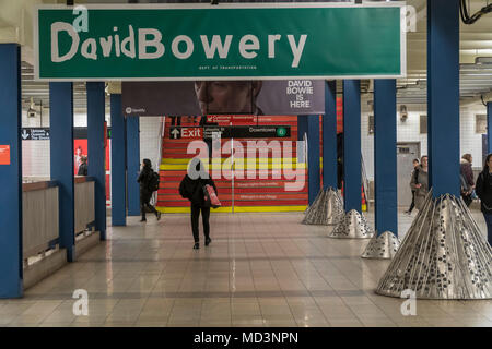 New York, USA. 18 Apr, 2018. Die Broadway-Lafayette U-Bahn Station in New York ist eingerichtet, dank Sponsoring durch Spotify, mit Bildern und Kunst abbilden und durch das Leben der Rock Star David Bowie inspiriert. Die Ausstellung wird durch die beliebte David Bowie zeigen derzeit im Brooklyn Museum inspiriert und ist in der Nachbarschaft, in den späten Rock Star lebte installiert. Neben der MTA ist die Ausstellung von Sammelbaren David Bowie themed MetroCards. Die Kunst wird auf der Anzeige werden bis zum 13. Mai. (© Richard B. Levine) Credit: Richard Levine/Alamy leben Nachrichten Stockfoto