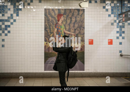 New York, USA. 18 Apr, 2018. Die Broadway-Lafayette U-Bahn Station in New York ist eingerichtet, dank Sponsoring durch Spotify, mit Bildern und Kunst abbilden und durch das Leben der Rock Star David Bowie inspiriert. Die Ausstellung wird durch die beliebte David Bowie zeigen derzeit im Brooklyn Museum inspiriert und ist in der Nachbarschaft, in den späten Rock Star lebte installiert. Neben der MTA ist die Ausstellung von Sammelbaren David Bowie themed MetroCards. Die Kunst wird auf der Anzeige werden bis zum 13. Mai. (Â© Richard B. Levine) Credit: Richard Levine/Alamy leben Nachrichten Stockfoto