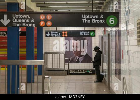 New York, USA. 18 Apr, 2018. Die Broadway-Lafayette U-Bahn Station in New York ist eingerichtet, dank Sponsoring durch Spotify, mit Bildern und Kunst abbilden und durch das Leben der Rock Star David Bowie inspiriert. Die Ausstellung wird durch die beliebte David Bowie zeigen derzeit im Brooklyn Museum inspiriert und ist in der Nachbarschaft, in den späten Rock Star lebte installiert. Neben der MTA ist die Ausstellung von Sammelbaren David Bowie themed MetroCards. Die Kunst wird auf der Anzeige werden bis zum 13. Mai. (Â© Richard B. Levine) Credit: Richard Levine/Alamy leben Nachrichten Stockfoto