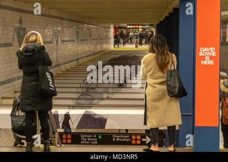 New York, USA. 18 Apr, 2018. Die Broadway-Lafayette U-Bahn Station in New York ist eingerichtet, dank Sponsoring durch Spotify, mit Bildern und Kunst abbilden und durch das Leben der Rock Star David Bowie inspiriert. Die Ausstellung wird durch die beliebte David Bowie zeigen derzeit im Brooklyn Museum inspiriert und ist in der Nachbarschaft, in den späten Rock Star lebte installiert. Neben der MTA ist die Ausstellung von Sammelbaren David Bowie themed MetroCards. Die Kunst wird auf der Anzeige werden bis zum 13. Mai. (© Richard B. Levine) Credit: Richard Levine/Alamy leben Nachrichten Stockfoto