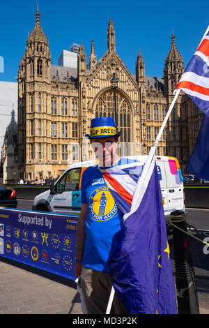 London, Großbritannien. 18. April 2018. Anti-Brexit-Protestor Steve Bray vor dem Londoner Parlamentsgebäude Kredit: Tim Ring/Alamy Live News Stockfoto