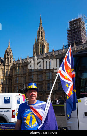 London, Großbritannien. 18. April 2018. Anti-Brexit-Protestor Steve Bray vor dem Londoner Parlamentsgebäude Kredit: Tim Ring/Alamy Live News Stockfoto