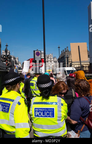 London, Großbritannien. 18 Apr, 2018. Polizeieskorte verschiedene friedliche Proteste auf ihrem Weg zu den Houses of Parliament in London Bild: Tim Ring/Alamy leben Nachrichten Stockfoto