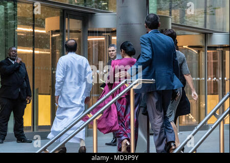 London, Großbritannien. April 2018 18, unter fester Sicherheit Commonwealth Staats- kommen mit dem Bus zu einem Abendessen und Empfang durch Premierminister Theresa kann bei Walkie Talkie Gebäude (20 Fenchurch Street) in der Londoner City Credit: Ian Davidson/Alamy leben Nachrichten Stockfoto