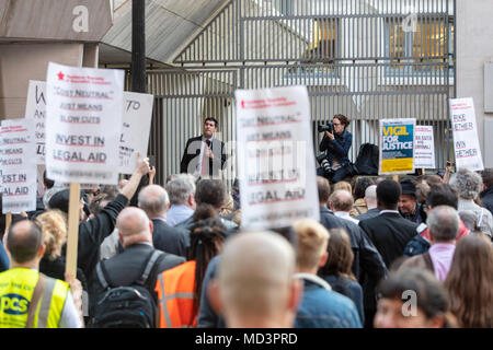 London, England, 18. April 2018, Richard Burgon MP, Schatten Staatssekretärin für Justiz Adressen die Masse an der Mahnwache für Gerechtigkeit das Ministerium der Justiz. Credit: Ian Stewart/Alamy leben Nachrichten Stockfoto