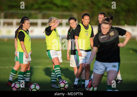 Viridor Stadion, Taunton, England. 18. April 2018. Yeovil Spieler warm up vor der WSL Übereinstimmung zwischen Yeovil Town Damen FC und Birmingham City Damen FC Am Viridor Stadion. © David Rebhuhn/Alamy leben Nachrichten Stockfoto