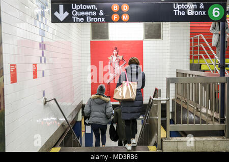 Nova York, NOVA YORK, USA. 18 Apr, 2018. Ein ''David Bowie ist'' Ausstellung können an der Broadway-Lafayette U-Bahn Station in Manhattan, New York City, USA, nesta Quarta-Feira, 18. In der Ausstellung, dass ist nicht das Museum von Brooklyn, es kann jetzt an der U-Bahn Station gesehen werden. Credit: William Volcov/ZUMA Draht/Alamy leben Nachrichten Stockfoto