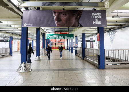 Nova York, NOVA YORK, USA. 18 Apr, 2018. Ein ''David Bowie ist'' Ausstellung können an der Broadway-Lafayette U-Bahn Station in Manhattan, New York City, USA, nesta Quarta-Feira, 18. In der Ausstellung, dass ist nicht das Museum von Brooklyn, es kann jetzt an der U-Bahn Station gesehen werden. Credit: William Volcov/ZUMA Draht/Alamy leben Nachrichten Stockfoto