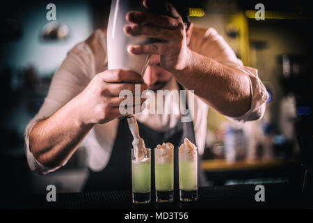 Barkeeper Dekoration Schüsse mit Haselnuss Schlagsahne Stockfoto