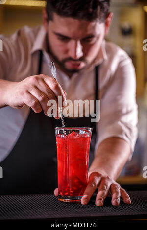 Der Barkeeper in der Bar Inneneinrichtung Die alkoholfreie Granatapfel cocktail Stockfoto