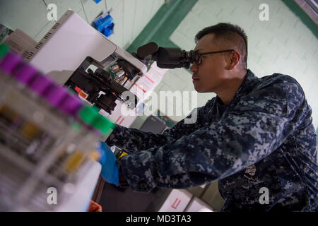 Continuous Promise 2018 war eine humanitäre Hilfsaktion unter der Leitung der US Navy im Jahr 2018. Am 16. März 2018 führte ein Krankenhauspersonal der US Navy an der Franklin D. Roosevelt School in Puerto Cortes, Honduras, eine Blutprobenanalyse während einer medizinischen Aufklärungsveranstaltung durch. Das Archivbild zeichnet Aktivitäten zur Unterstützung des Labors in einem temporären klinischen Umfeld auf. Stockfoto