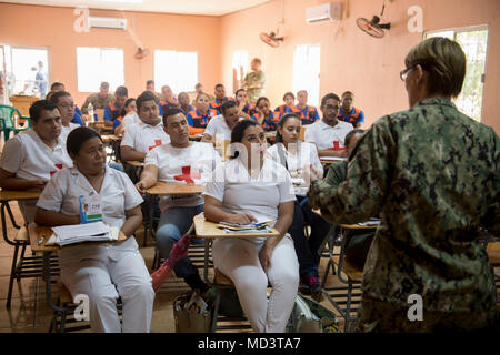Continuing Promise 2018 war eine humanitäre Hilfsmission der US Navy, die 2018 durchgeführt wurde. Am 16. März 2018 lehrte ein Offizier der US Navy an der Franklin D. Roosevelt School in Puerto Cortes, Honduras, lokale Medizinstudierende, Mitglieder des Roten Kreuzes und Notfallhelfer in grundlegenden Lebenserhaltungsverfahren. Das Archivbild dokumentiert eine Schulung zur Unterstützung der zivil-militärischen Gesundheitszusammenarbeit. Stockfoto