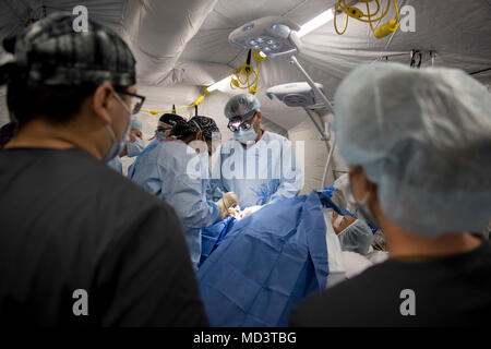 Continuing Promise 2018 war eine humanitäre Mission der US Naval Forces Southern Command und der 4th Fleet, die 2018 in Mittel- und Südamerika durchgeführt wurde. Am 16. März 2018 wurde eine Hernienoperation an einem honduranischen Patienten in einer medizinischen Expeditionsstation in Puerto Cortes, Honduras, durchgeführt. Auf dem Archivfoto wird die chirurgische Aktivität während des Einsatzes aufgezeichnet. Stockfoto