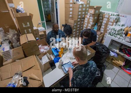 Continuing Promise 2018 war eine humanitäre Mission der US Naval Forces Southern Command, die 2018 durchgeführt wurde. Am 16. März 2018 organisierte das Personal der US Navy medizinische Verschreibungen in einzelne Taschen an der Franklin D. Roosevelt School in Puerto Cortes, Honduras. Das Archivfoto dokumentiert die logistische medizinische Unterstützung während des Einsatzes. Stockfoto