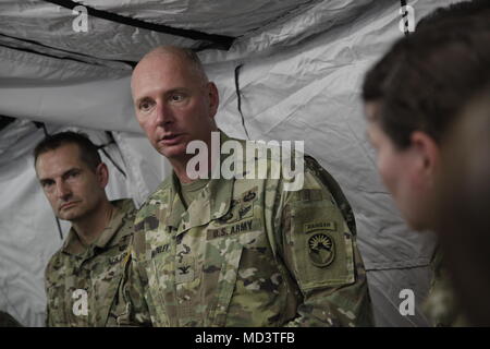 Continuing Promise 2018 war eine humanitäre Mission der 4. US-Flotte, die medizinische und Ausbildungsmaßnahmen in Zentralamerika unterstützte. Das Archivbild dokumentiert einen Kommodore der Destroyer Squadron 40, der sich mit Mitarbeitern der Joint Task Force Bravo während einer Tour durch eine medizinische Einrichtung an der Franklin D. Roosevelt School in Puerto Cortes, Honduras, am 16. März 2018 versammelte. Stockfoto