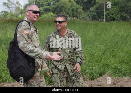 Continuing Promise 2018 war eine Mission der US Naval Forces Southern Command, die humanitäre Hilfe und Ausbildungsmaßnahmen in Zentralamerika leistete. Das Archivbild zeigt, dass ein Kommodore der Zerstörergeschwader 40 während einer Tour durch eine medizinische Einrichtung in der Franklin D. Roosevelt School in Puerto Cortes, Honduras, am 16. März 2018 auf dem Bravo-Personal der Joint Task Force traf. Stockfoto
