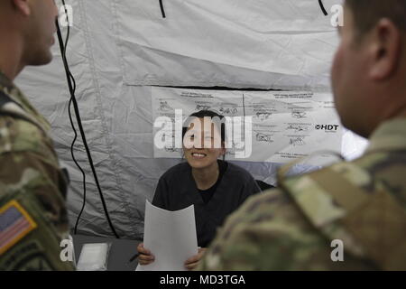 Continuing Promise 2018 war eine von der US Navy geleitete humanitäre Hilfe- und Partnerschaftsmission in Zentralamerika unter dem Southern Command der US Navy und der 4. US-Flotte. Am 16. März 2018 besuchten Mitarbeiter zusammen mit der Joint Task Force Bravo eine medizinische Einrichtung an der Franklin D. Roosevelt Schule in Puerto Cortes, Honduras. Das Archivbild dokumentiert zivil-militärische Koordinierungsaktivitäten. Stockfoto