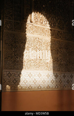 Granada, Andalusien, Spanien - 2. April 2006: Shadow-Lichteffekte auf den verzierten Mauern des Gerichts des Löwen (Patio de los Leones) im Alhambra Stockfoto