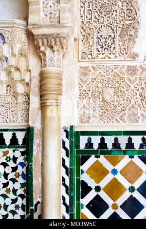 Granada, Andalusien, Spanien - 9. April 2006: Detail der reich verzierten Säule und Kapital auf eine Wand mit geometrischen Mustern und Epigraphik im Hof der Th Stockfoto