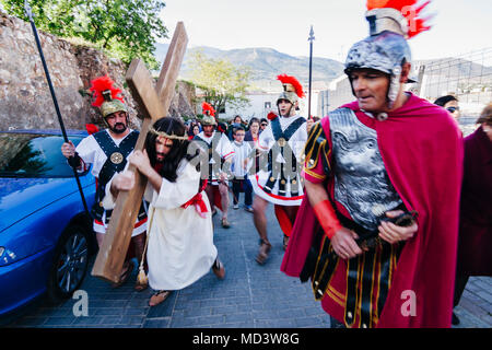 Lebende Kreuzweg, Nachgespielt die Stationen des Kreuzes während der Heiligen Week-Semana Santa in Laujar de Andarax, Provinz Almeria, Andalusien, Spanien Stockfoto