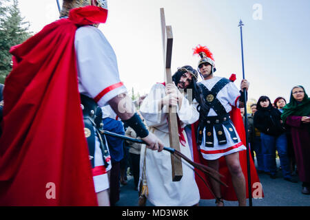 Lebende Kreuzweg, Nachgespielt die Stationen des Kreuzes während der Heiligen Week-Semana Santa in Laujar de Andarax, Provinz Almeria, Andalusien, Spanien Stockfoto