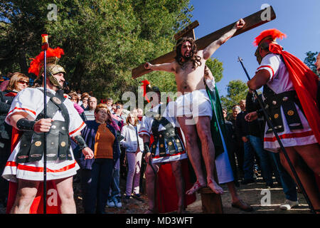 Lebende Kreuzweg, Nachgespielt die Stationen des Kreuzes während der Heiligen Week-Semana Santa in Laujar de Andarax, Provinz Almeria, Andalusien, Spanien Stockfoto