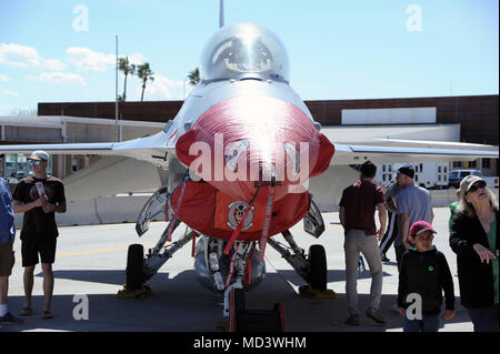 Die Luke Days 2018 war eine Veranstaltung, die am 17. März 2018 auf der Luke Air Force Base, Arizona, stattfand, um die Kampfflugzeuge-Trainingsmission der Basis hervorzuheben. Das Archivbild zeigt Besucher, die neben einem General Dynamics F-16 Fighting Falcon, einem Mehrzweckflugzeug der vierten Generation, das von einem Turbofan-Motor angetrieben wird, versammelt wurden. Stockfoto