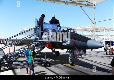 Die Luke Days 2018 war ein offenes Haus, das am 17. März 2018 auf der Luke Air Force Base, Arizona, stattfand und aktuelle und zukünftige Flugzeugplattformen hervorhob. Die Archivbilder dokumentieren die Teilnehmer, die sich neben einem Lockheed Martin T-50 Fortgeschrittenentrainer versammelt haben, einem Tandem-Sitz-Jet, der für den Pilotenunterricht entwickelt wurde und von einem Turbofan-Motor angetrieben wird. Stockfoto