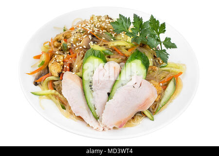 Reisnudeln mit geräuchertem Fried Chicken und Stücke von frische Gurke. Teller auf weißem Hintergrund. Stockfoto