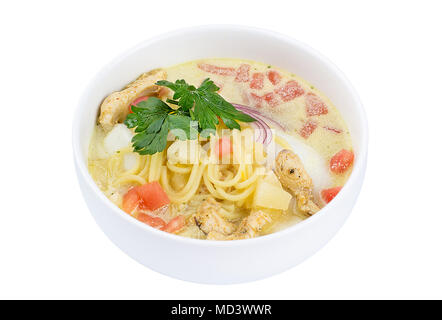 Köstliche Suppe mit Fleisch und Nudeln. Hohe Betrachtungswinkel von Thai Food - Huhn und Nudeln in Kokosmilch Suppe isoliert auf Weiss. Stockfoto