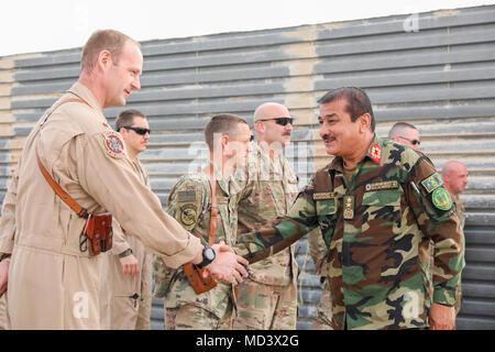 Generalmajor Eman Nazar (rechts), die 205Th Corps Commander für Afghanistan, schüttelt Hände mit einem Pilotprojekt mit 303Rd Expeditionary Fighter Squadron, 451St Air Expeditionary Group, bei einem informellen Anerkennung Zeremonie, 13. März 2018, in Kandahar, Afghanistan. Nazar anerkannten acht Flieger während der Zeremonie für ihre Unterstützung der afghanischen nationalen Armee bei ihrer jüngsten Missionen. (U.S. Armee Foto: Staff Sgt. Neysa Canfield/TAAC-S PAO) Stockfoto