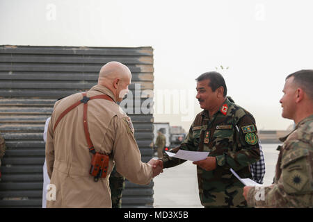 Generalmajor Eman Nazar (rechts), die 205Th Corps Commander für Afghanistan, schüttelt Hände mit Oberstleutnant Jeremia Parvin, ein Pilot mit 303Rd Expeditionary Fighter Squadron, 451St Air Expeditionary Group, bei einem informellen Anerkennung Zeremonie, 13. März 2018, in Kandahar, Afghanistan. Nazar anerkannten acht Flieger während der Zeremonie für ihre Unterstützung der afghanischen nationalen Armee bei ihrer jüngsten Missionen. (U.S. Armee Foto: Staff Sgt. Neysa Canfield/TAAC-S PAO) Stockfoto