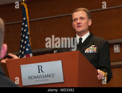 SEATTLE, Washington (Mar. 17, 2018) - Adm. Gen Preis, Commander, Naval Informationen Kräfte finden liefert Erläuterungen bei einem Bankett für die zurückkehrenden Krieger Workshop (RWW) im Renaissance Hotel. März 17. NAVREG NW RCC bietet volle Unterstützung der Marine Reserve, durch die Verwaltung 16 Navy Operational Support Centers (Nosc) in 11 Staaten, in der Unterstützung von mehr als 3350 bohren Marine Reservist. (U. S. Navy Foto von Mass Communication Specialist 1. Klasse Kleynia R. McKnight/Freigegeben) Stockfoto