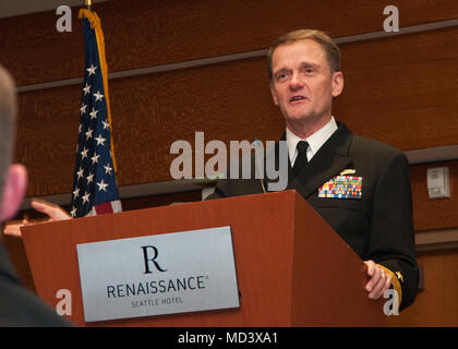 SEATTLE, Washington (Mar. 17, 2018) - Adm. Gen Preis, Commander, Naval Informationen Kräfte finden liefert Erläuterungen bei einem Bankett für die zurückkehrenden Krieger Workshop (RWW) im Renaissance Hotel. März 17. NAVREG NW RCC bietet volle Unterstützung der Marine Reserve, durch die Verwaltung 16 Navy Operational Support Centers (Nosc) in 11 Staaten, in der Unterstützung von mehr als 3350 bohren Marine Reservist. (U. S. Navy Foto von Mass Communication Specialist 1. Klasse Kleynia R. McKnight/Freigegeben) Stockfoto