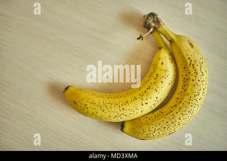 Zwei gelbe Bananen mit braunen Flecken Stockfoto