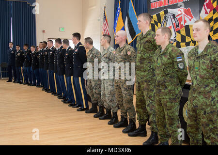 Die Konkurrenten warten, um die Bekanntgabe der Gewinner des Maryland National Guard besten Krieger Konkurrenz an Aberdeen Proving Grounds-Edgewood Bereich, Edgewood, Maryland am 18. März 2018 zu hören. Der diesjährige Wettbewerb umfasst junior Soldaten, Unteroffiziere und Unteroffizieren der Maryland Armee und Air National Guard sowie Soldaten der Streitkräfte von Bosnien und Herzegowina und der Estnischen Streitkräfte. (U.S. Army National Guard Cpl. Elizabeth S. Scott) Stockfoto