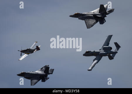 Die Heritage Flight, bestehend aus der P-51 Mustang, A-10 Thunderbolt, F-35 Lightning II und F-22 Raptor, fliegt über während Luke Tage bei Luke Air Force Base, Ariz., 18. März 2018. Lukas Tage zeigt die Möglichkeiten der modernen militärischen und zivilen Airpower durch die Anzeige von mehr als 30 live Vorführungen in der Luft und am Boden und statischen Exponaten. (U.S. Air Force Foto: Staff Sgt. Tyler J. Solothurn) Stockfoto