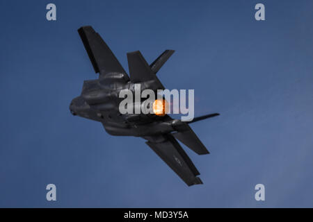 Eine F-35 Lightning II fliegt über als Teil des Erbes Flug, auch aus der P-51 Mustang, A-10 Thunderbolt und F-22 Raptor, während Lukas Tage bei Luke Air Force Base, Ariz., 18. März 2018. Lukas Tage zeigt die Möglichkeiten der modernen militärischen und zivilen Airpower durch die Anzeige von mehr als 30 live Vorführungen in der Luft und am Boden und statischen Exponaten. (U.S. Air Force Foto: Staff Sgt. Tyler J. Solothurn) Stockfoto