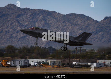 Eine F-35 Lightning II landet am Ende der Erbe Flug während Luke Tage bei Luke Air Force Base, Ariz., 18. März 2018. Die F-35 Lightning II wurde auf das Erbe Flug der P-51 Mustang, A-10 Thunderbolt verbunden ist, und in der F-22 Raptor. Lukas Tage zeigt die Möglichkeiten der modernen militärischen und zivilen Airpower durch die Anzeige von mehr als 30 live Vorführungen in der Luft und am Boden und statischen Exponaten. (U.S. Air Force Foto: Staff Sgt. Tyler J. Solothurn) Stockfoto