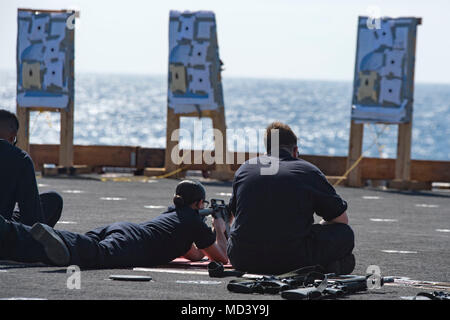 180318-N-XK 809-282 philippinischen Meer (17. März 2018) Aviation Maintenance Administrationman 2. Klasse Charlene Logsdon, links, von Broken Arrow, Okla., Brände einer M16-Gewehr unter der Aufsicht der Gunner Mate 2. Klasse Travis Wagoner, von Meridian, Idaho, während ein Gewehr schießen auf dem Port Flugzeug Aufzug des Amphibious Assault ship USS BONHOMME RICHARD (LHD6). Bonhomme Richard im indopazifischen Region als Teil einer regelmäßigen Patrouillen- und bietet eine schnelle Reaktionsfähigkeit im Falle eines regionalen Kontingenz oder Naturkatastrophen. (U.S. Marine Foto von Masse Kommunikat Stockfoto